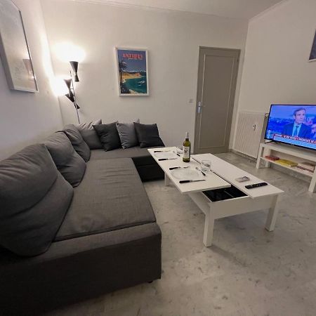 Seafront - Beautiful Flat With Aircon And Comfortable Loggia 발로리스 외부 사진