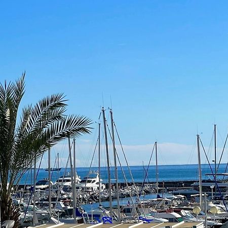 Seafront - Beautiful Flat With Aircon And Comfortable Loggia 발로리스 외부 사진