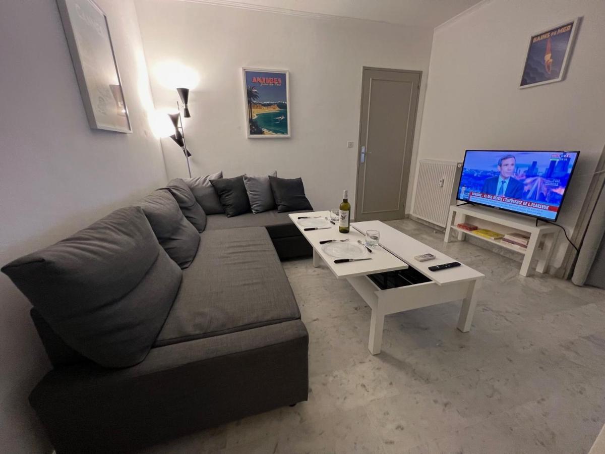 Seafront - Beautiful Flat With Aircon And Comfortable Loggia 발로리스 외부 사진