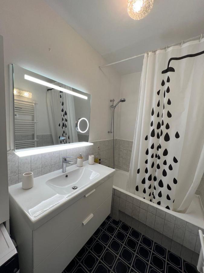 Seafront - Beautiful Flat With Aircon And Comfortable Loggia 발로리스 외부 사진