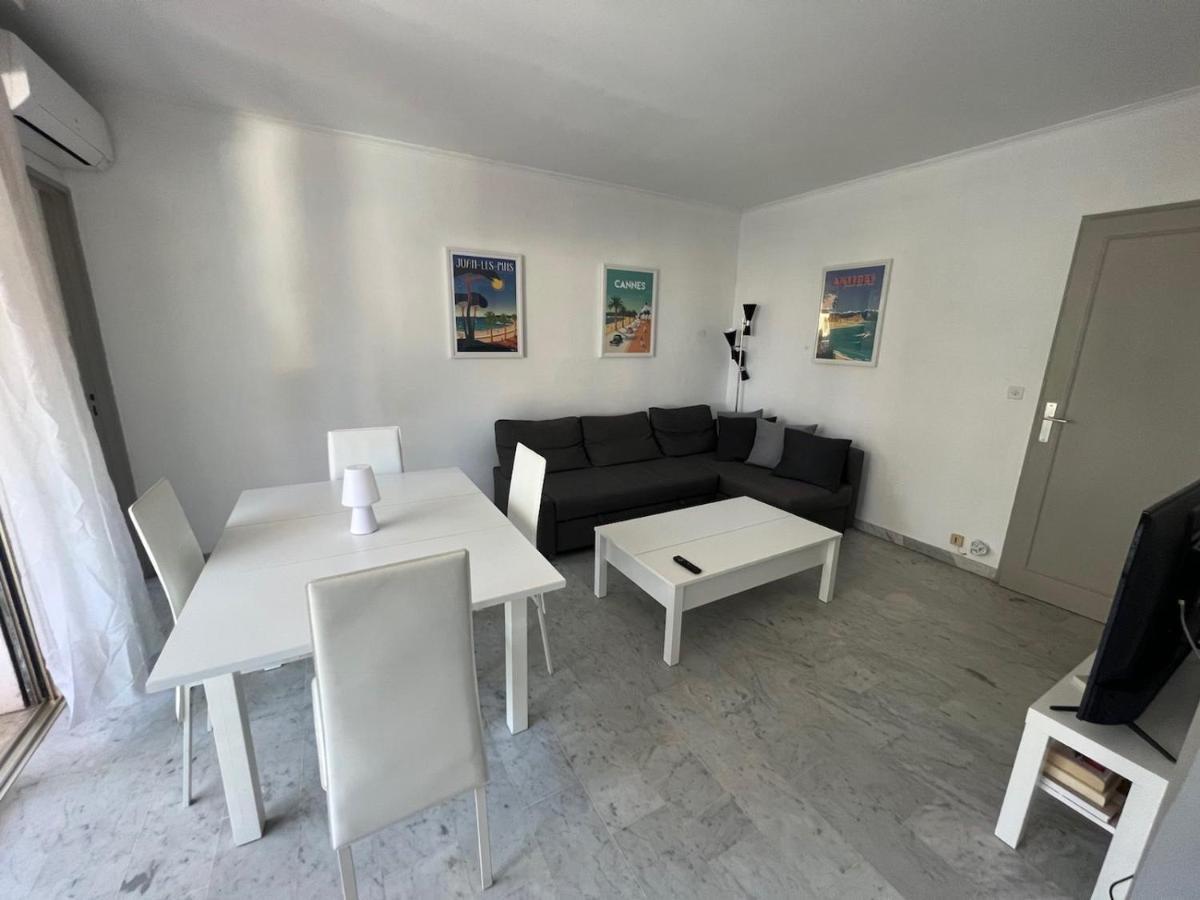 Seafront - Beautiful Flat With Aircon And Comfortable Loggia 발로리스 외부 사진
