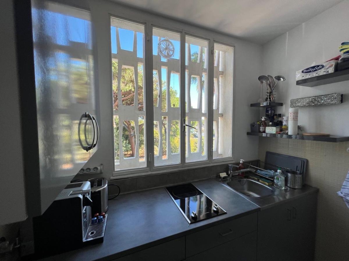 Seafront - Beautiful Flat With Aircon And Comfortable Loggia 발로리스 외부 사진