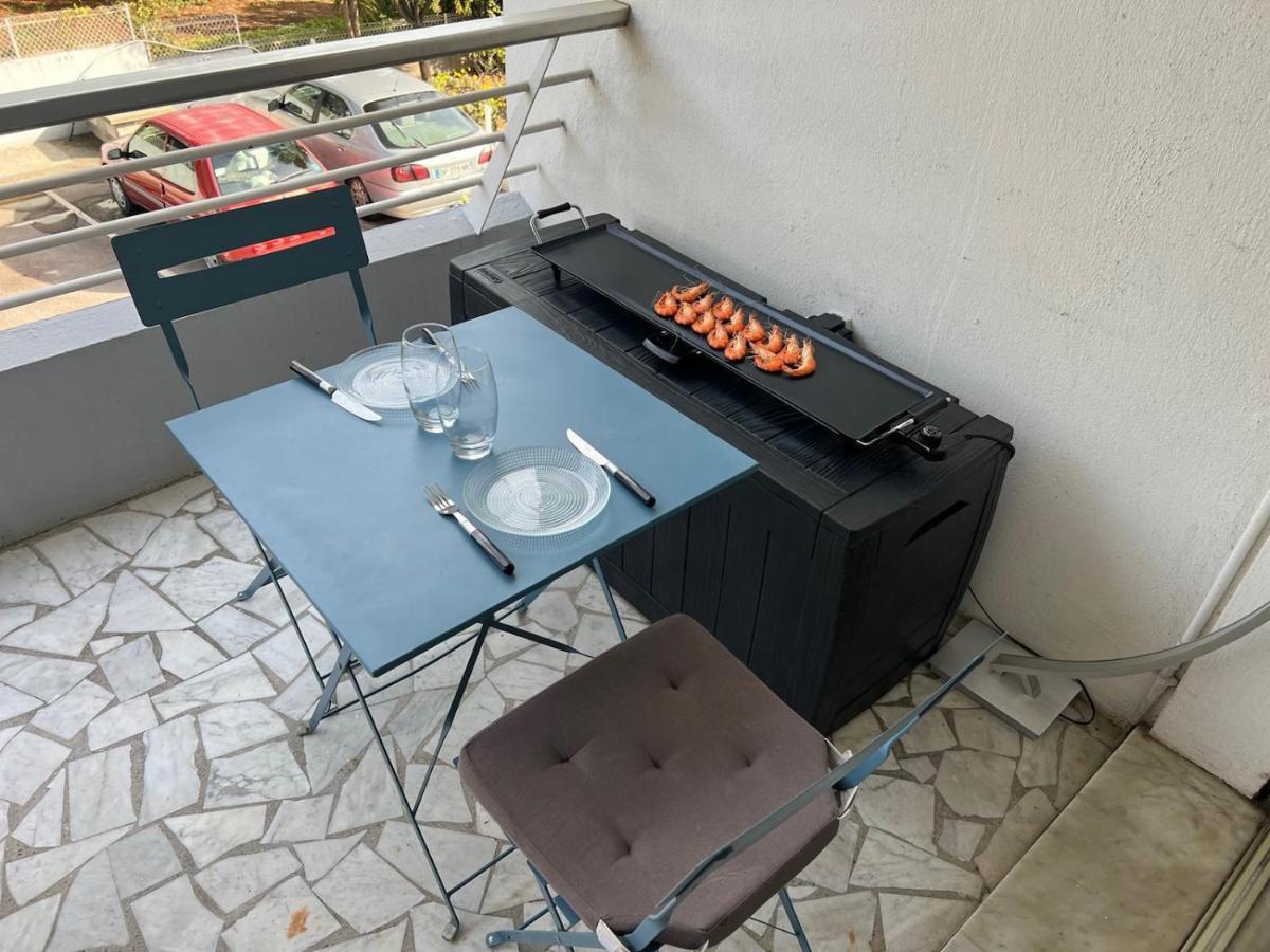 Seafront - Beautiful Flat With Aircon And Comfortable Loggia 발로리스 외부 사진