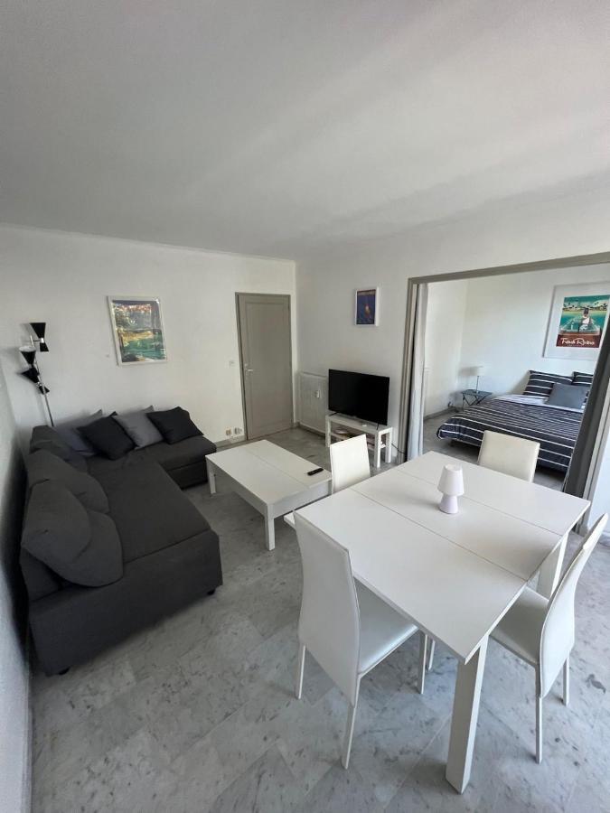 Seafront - Beautiful Flat With Aircon And Comfortable Loggia 발로리스 외부 사진