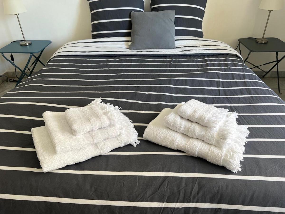 Seafront - Beautiful Flat With Aircon And Comfortable Loggia 발로리스 외부 사진