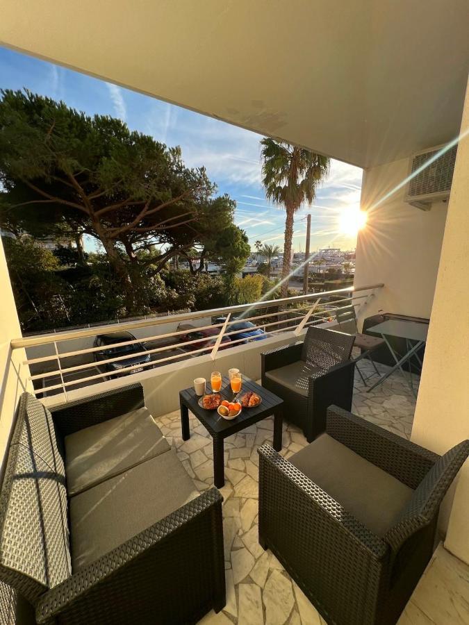 Seafront - Beautiful Flat With Aircon And Comfortable Loggia 발로리스 외부 사진