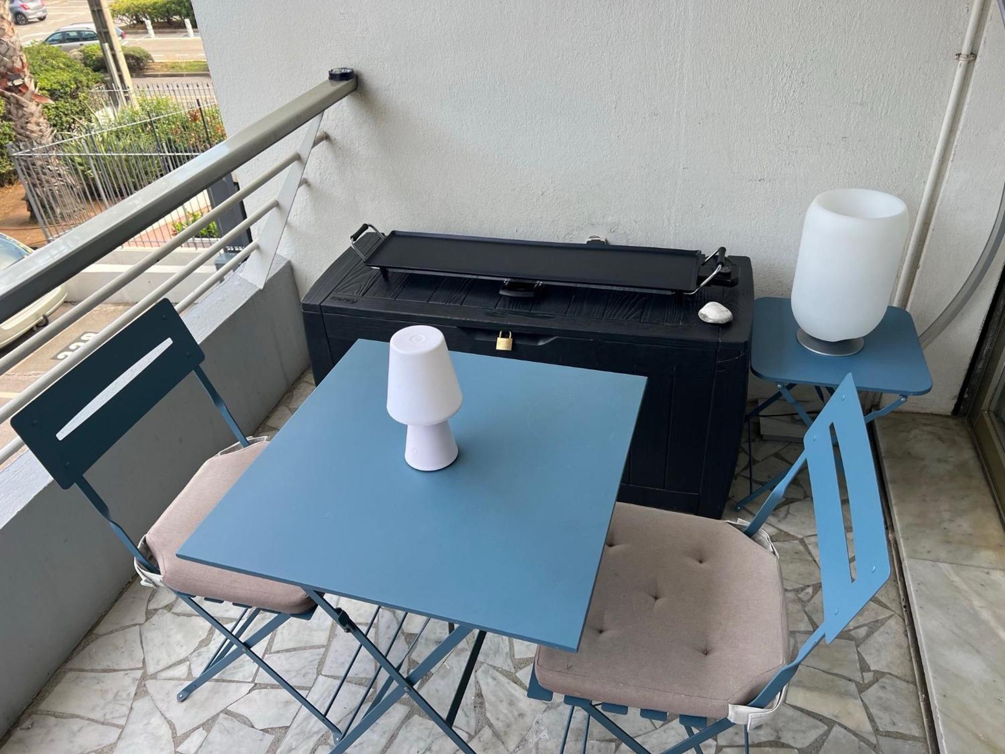 Seafront - Beautiful Flat With Aircon And Comfortable Loggia 발로리스 외부 사진